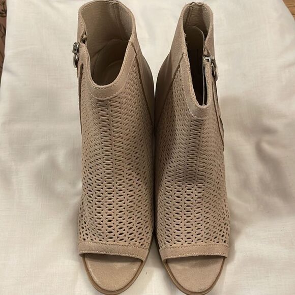 ERIC MICHAEL TAUPE OPEN YOE BOOTIES.  NEW IN BOX - Picture 3 of 12